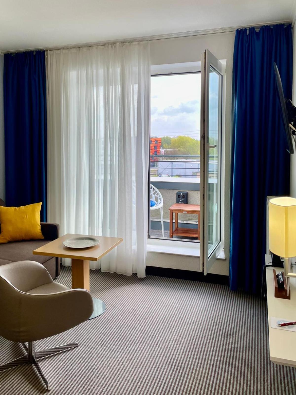 Hotel Stadthafen Щаде Екстериор снимка